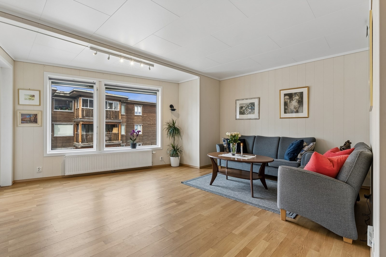 Vinduene er 2-lags trevinduer fra 2007 som slipper inn rikelig med dagslys. Galleribilde