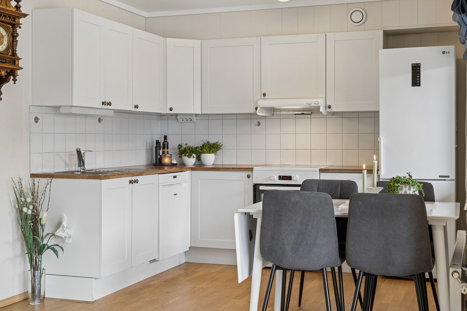 Kjøkkenet har nedfelt vask og fliser over benken. Det er opplegg for oppvaskmaskin og komfyr. Galleribilde