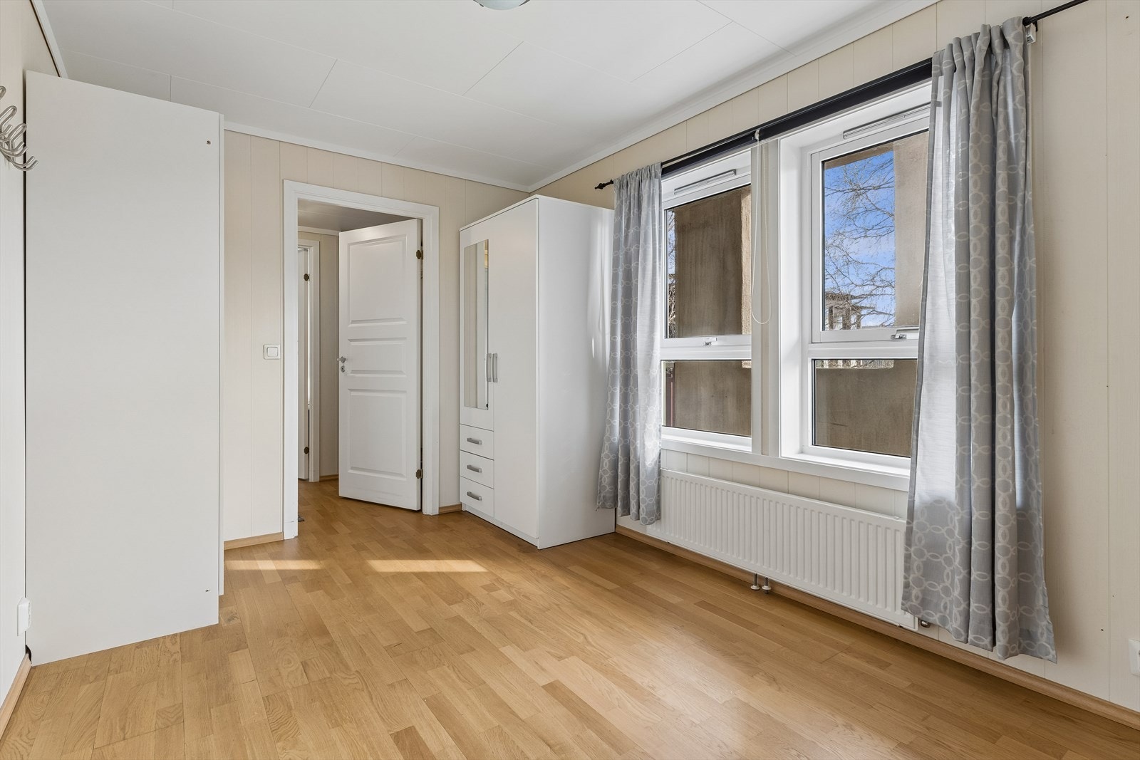 Hovedsoverommet. Godt med lysinnslipp. Dobbelt med garderobeskap. Galleribilde