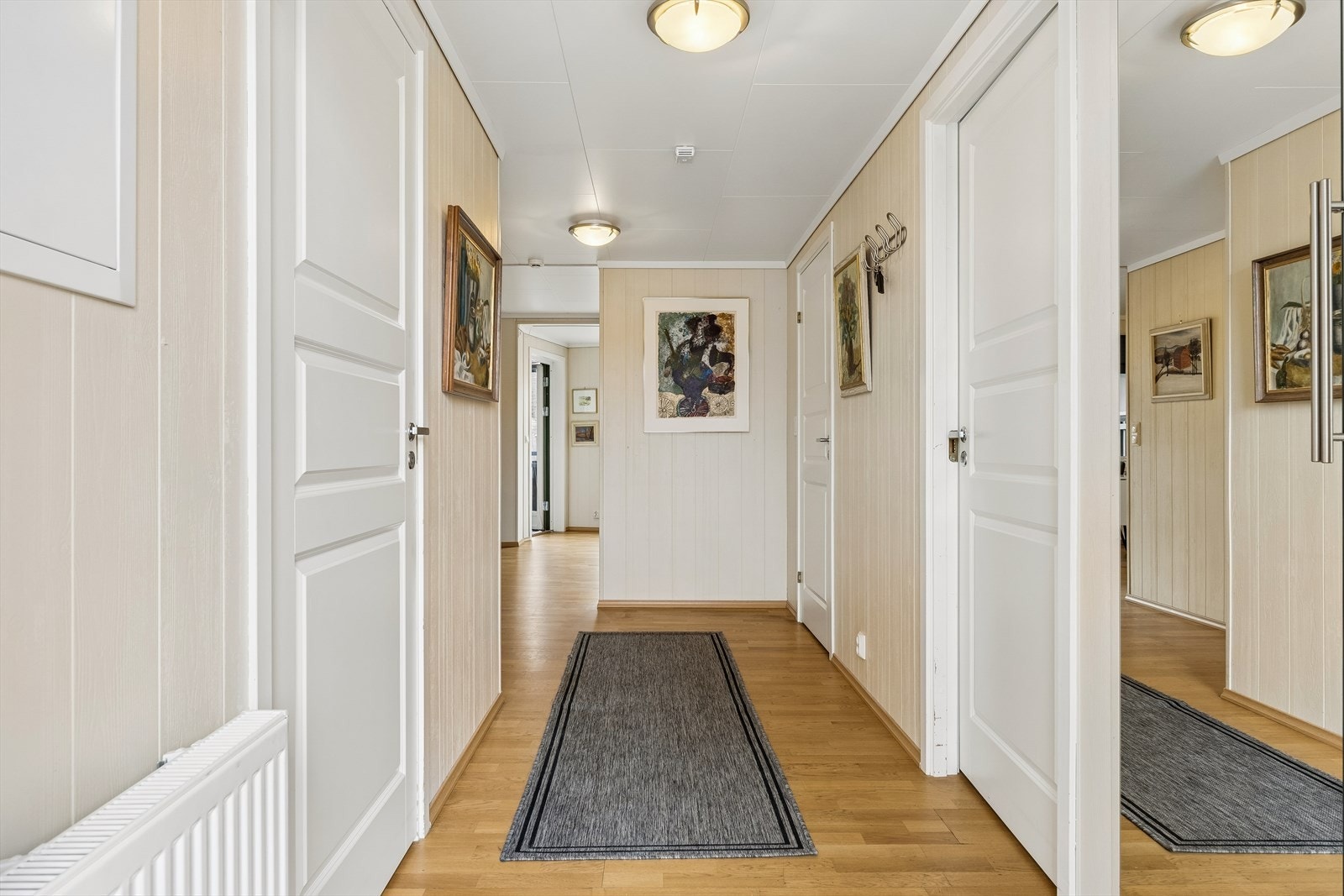 Fra gangen er det tilgang til leilighetens øvrige rom, inkludert en innvendig bod for ekstra lagring. Det er i tillegg bod i kjeller. Galleribilde