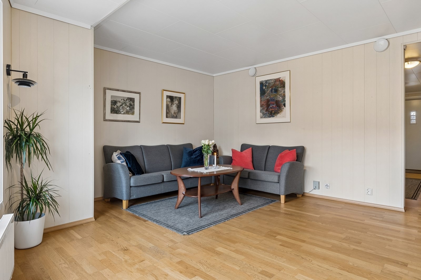 Stuen har god plass til en romslig sofagruppe. Oppvarming skjer via radiatorer tilknyttet fjernvarme. Galleribilde
