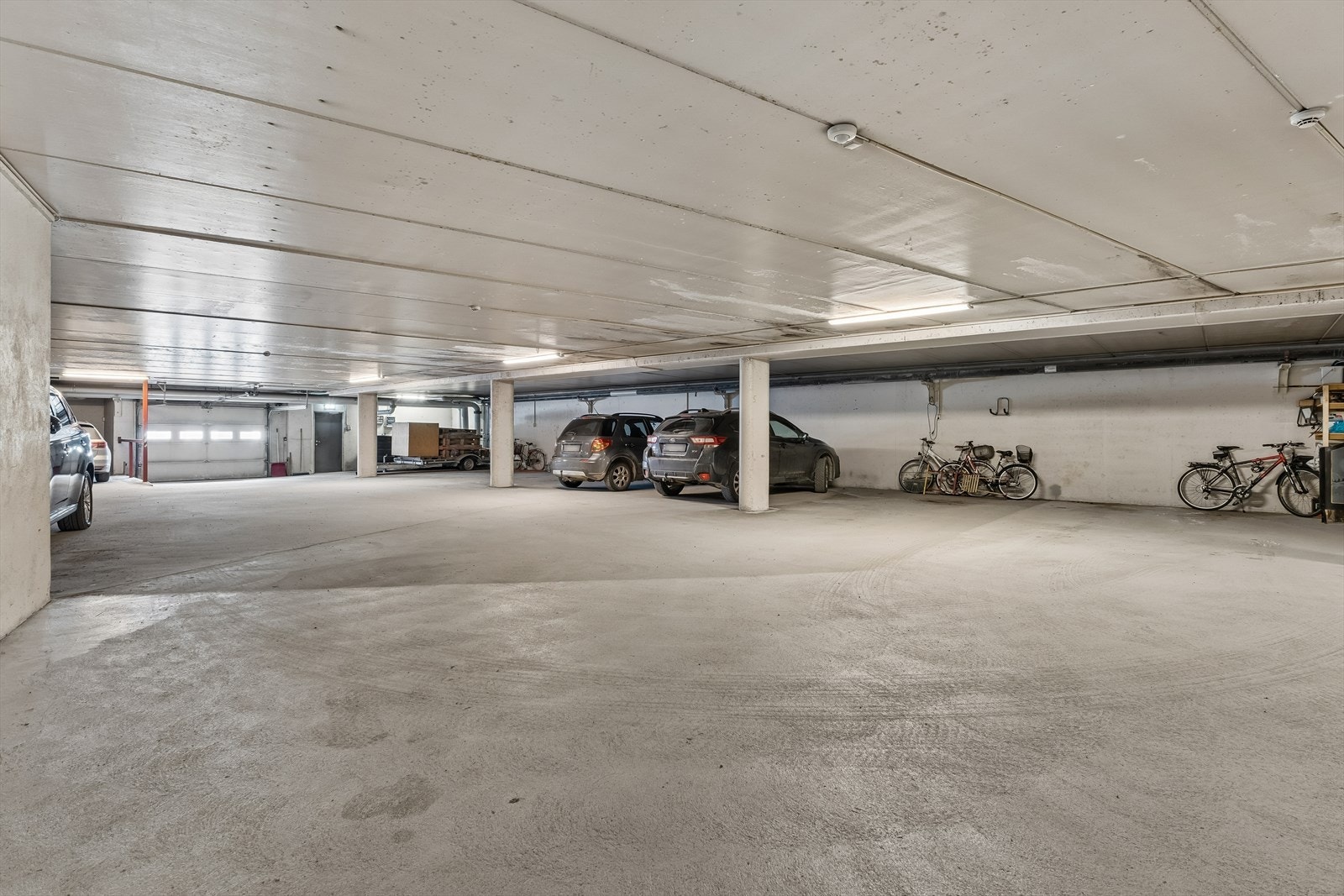 Det medfølger en parkeringsplass i felles garasjeanlegg i kjelleren. Galleribilde