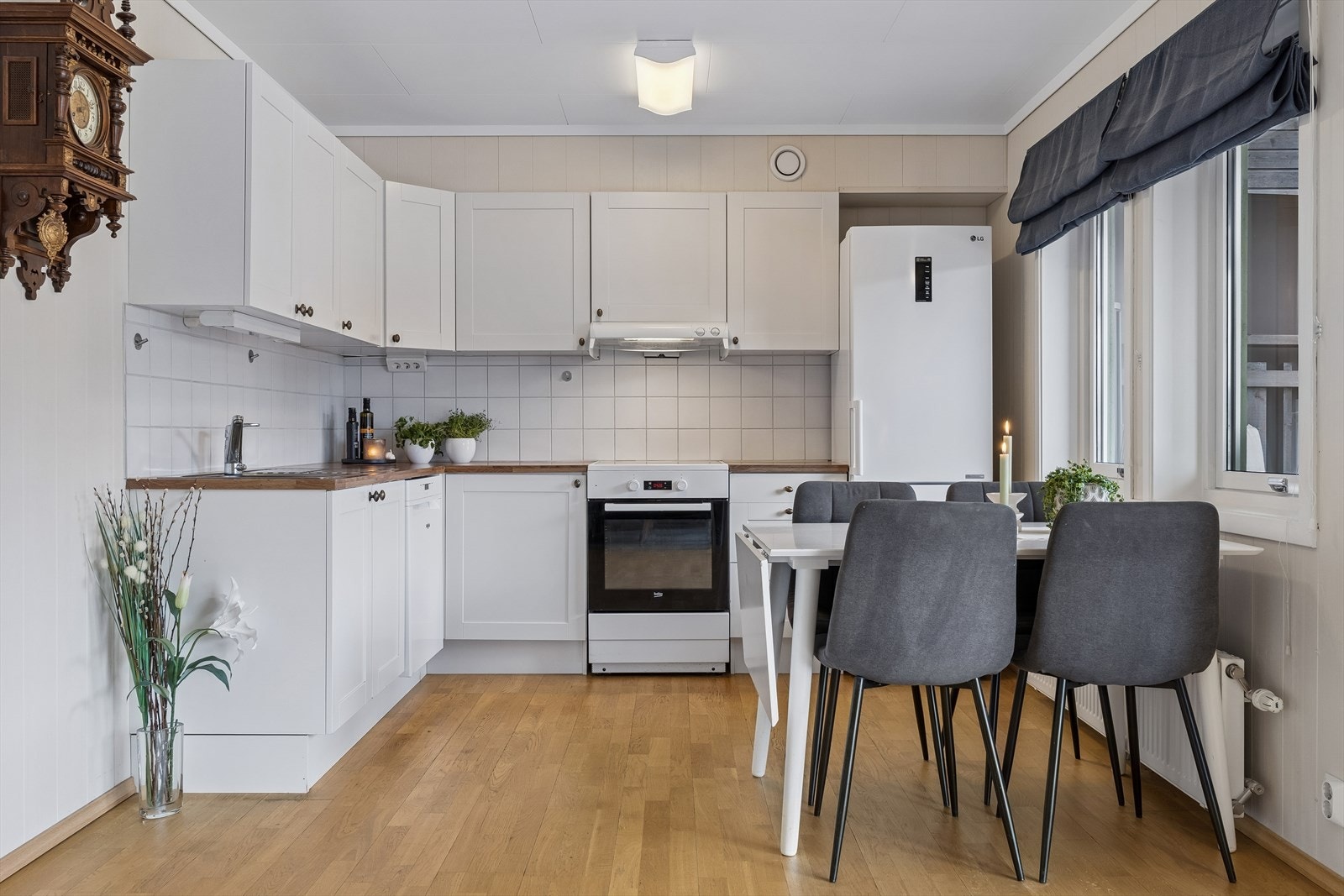 Leiligheten har en åpen og sosial planløsning. Kjøkkeninnredningen er fra Sigdal med profilerte fronter og laminatbenkeplate. Galleribilde