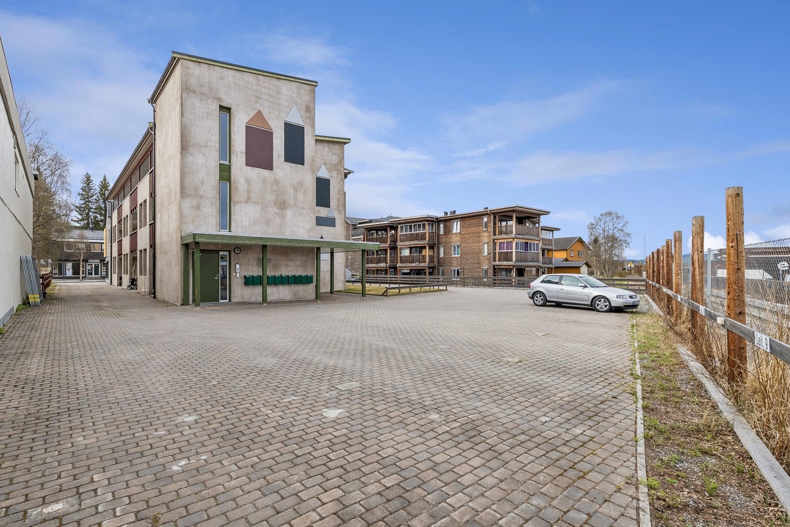 Velkommen til en hyggelig visning! Bruk denne inngangen når du kommer på visning. Galleribilde