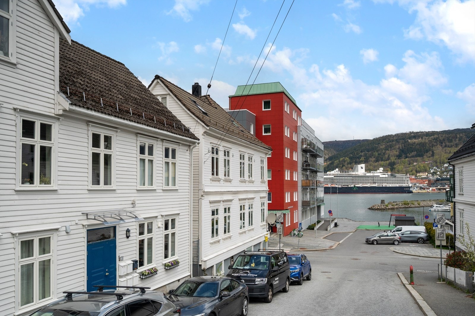 - Drømmer du om å bo i en leilighet med vakre, klassiske detaljer i et ekte Bergenhus? - da er denne leiligheten perfekt for deg! - Galleribilde
