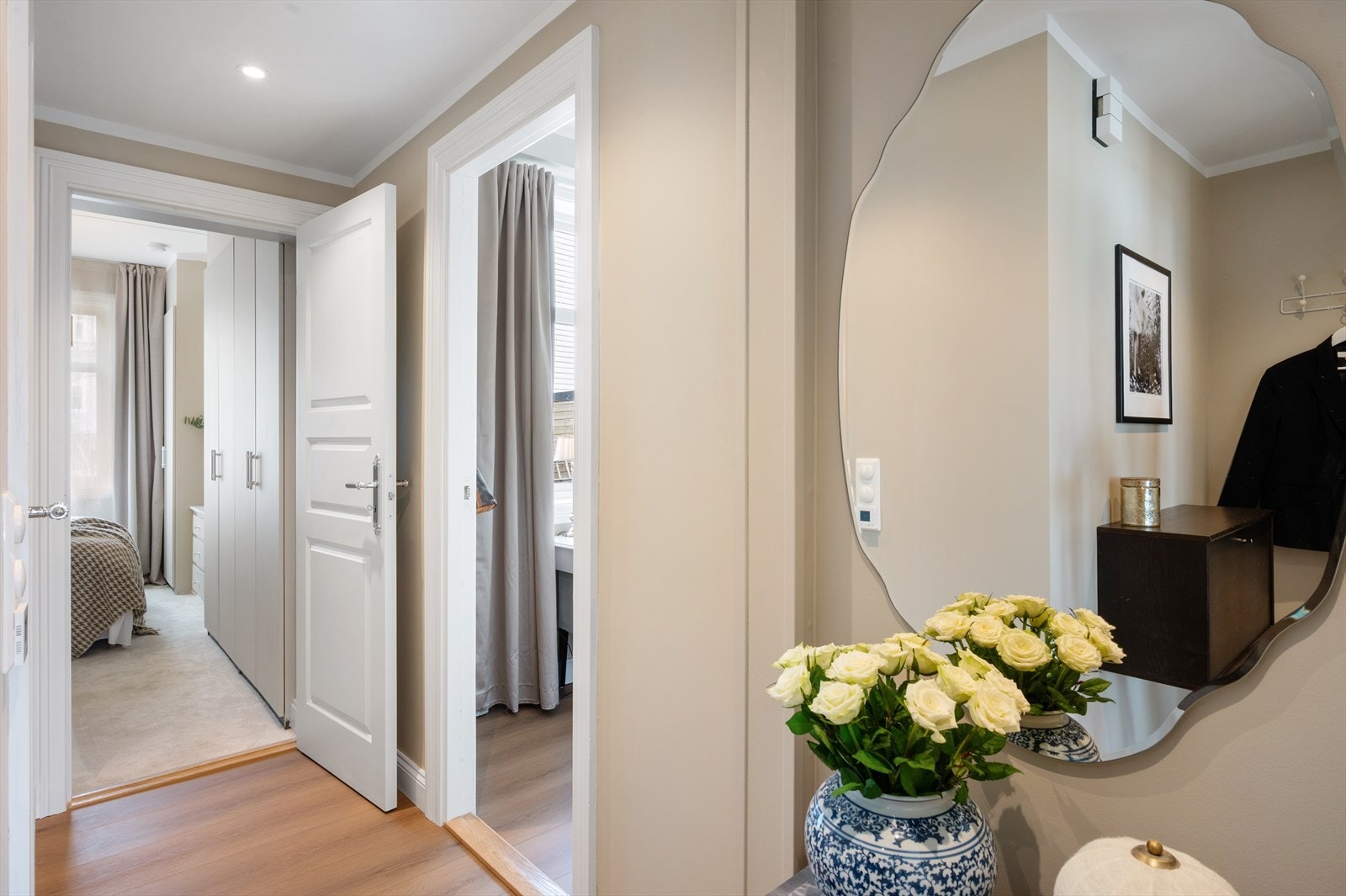 - Entréen/gangen måler 5,4 m² - Galleribilde