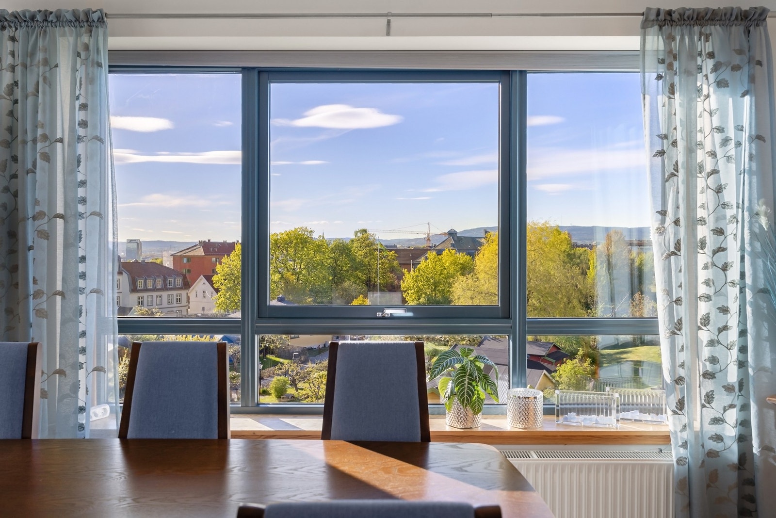 Det fantastiske utsynet fortsetter i stuen. Galleribilde