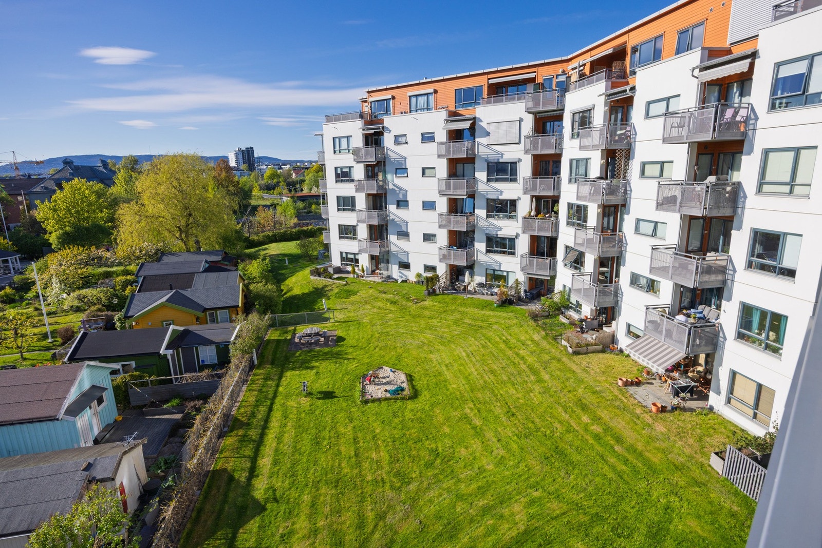 Hyggelig fellesområde mellom bygget og kolonihagen. Galleribilde