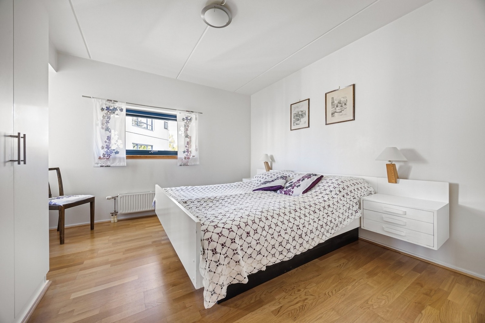 Romslig hovedsoverom med god plass til dobbeltseng og nattbord. Galleribilde