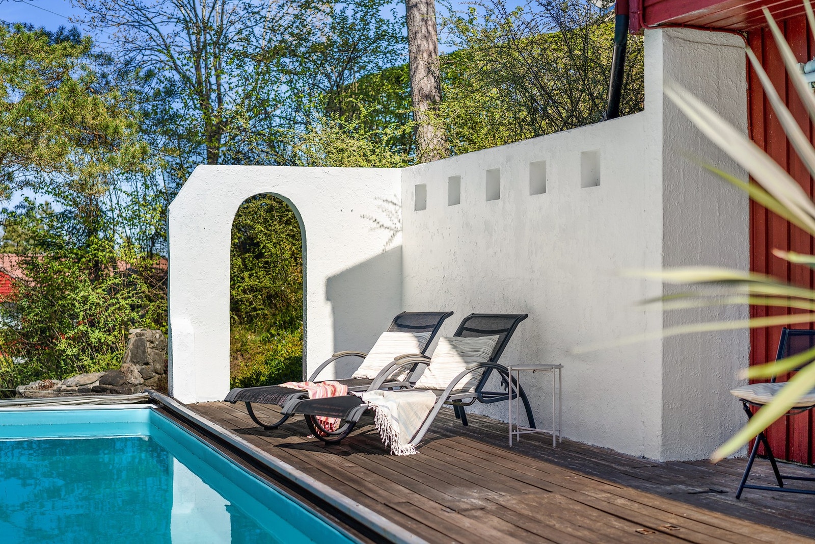 Her ligger alt til rette for ferieidyll hjemme, med god plass til både solsenger, sosiale sammenkomster og lange sommerkvelder. Galleribilde