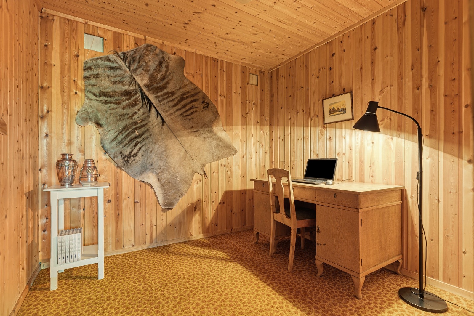 På innsiden av stuen er det en bod som benyttes som kontor. Galleribilde