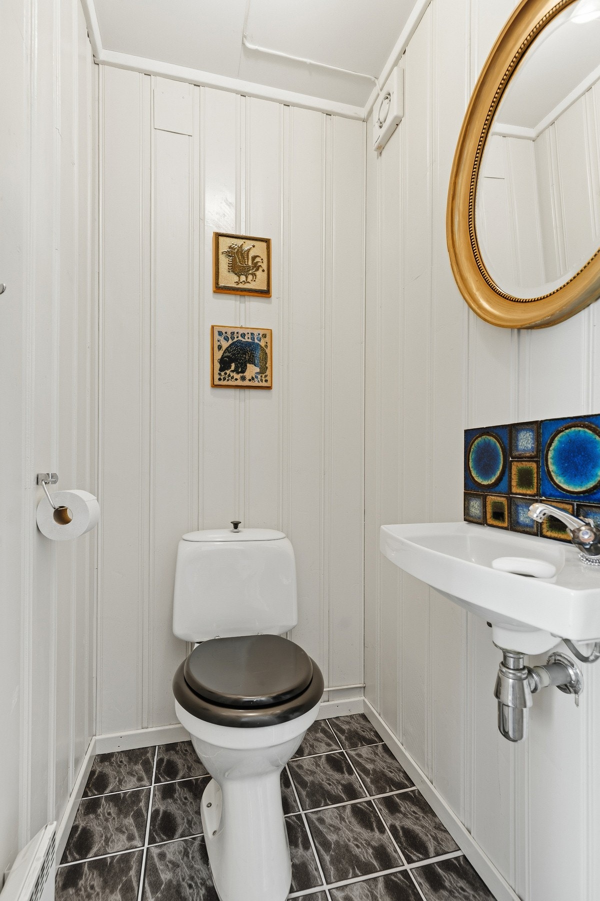 Eget toalettrom finnes også i underetasjen. Galleribilde