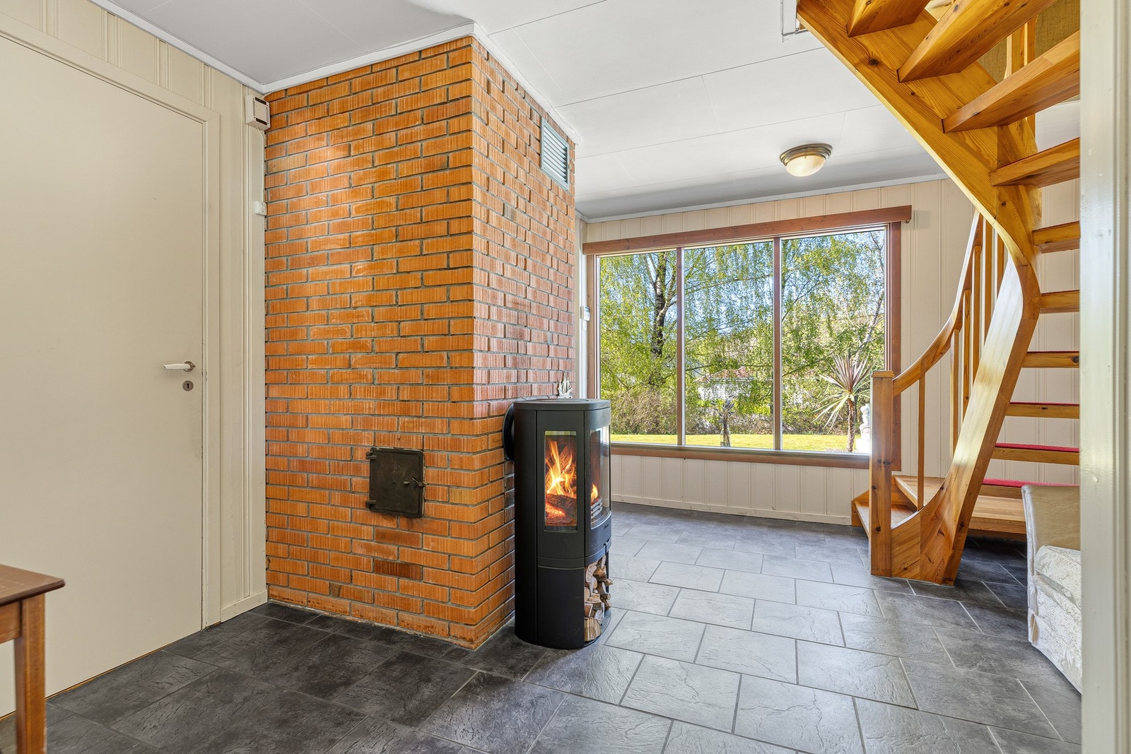 Innbydende entré og gang med god plass til oppbevaring og en lun atmosfære. Store vindusflater slipper inn rikelig med naturlig lys og gir utsyn mot grønne omgivelser. Galleribilde