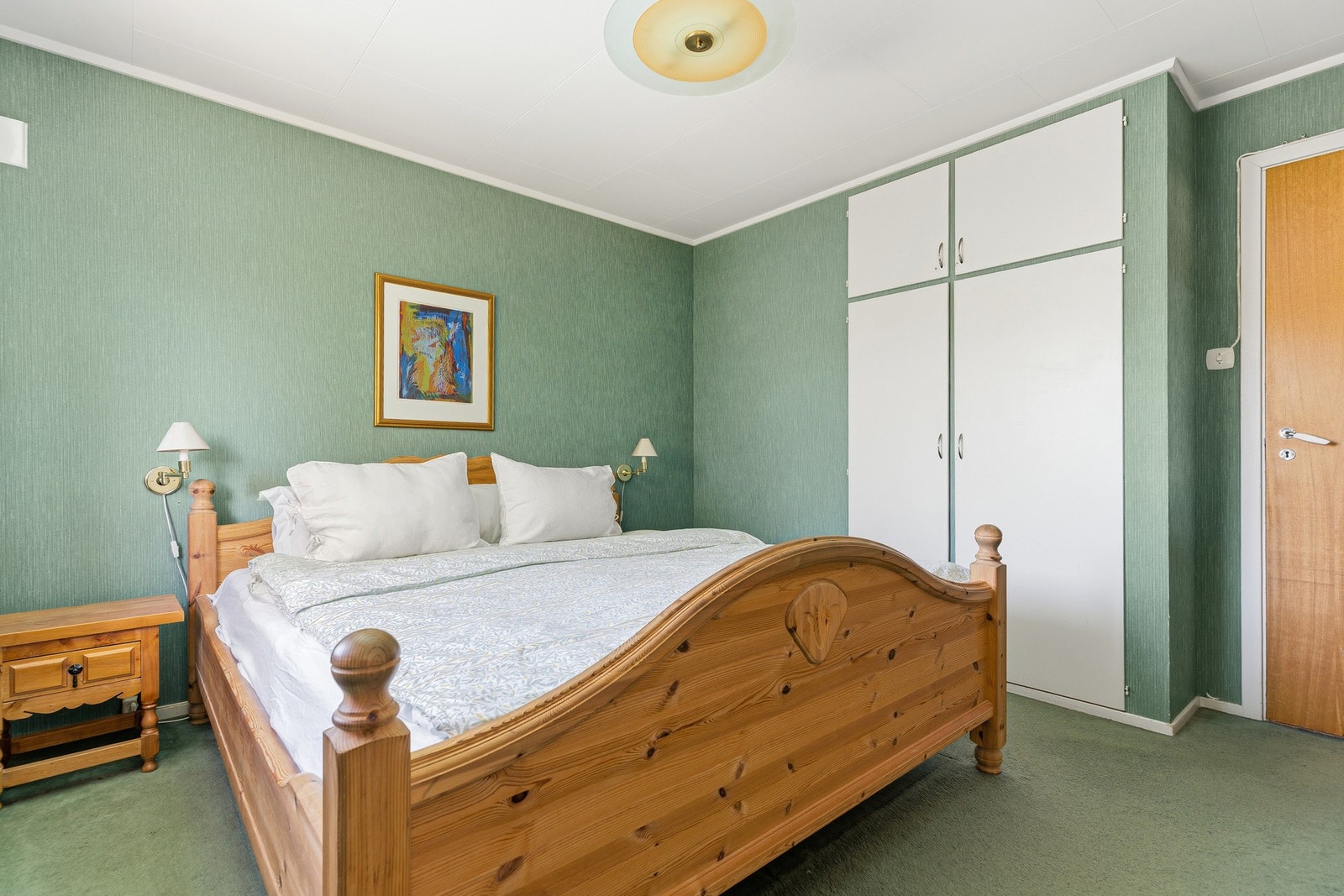 Hovedsoverommet har plassbygget garderobe. Galleribilde