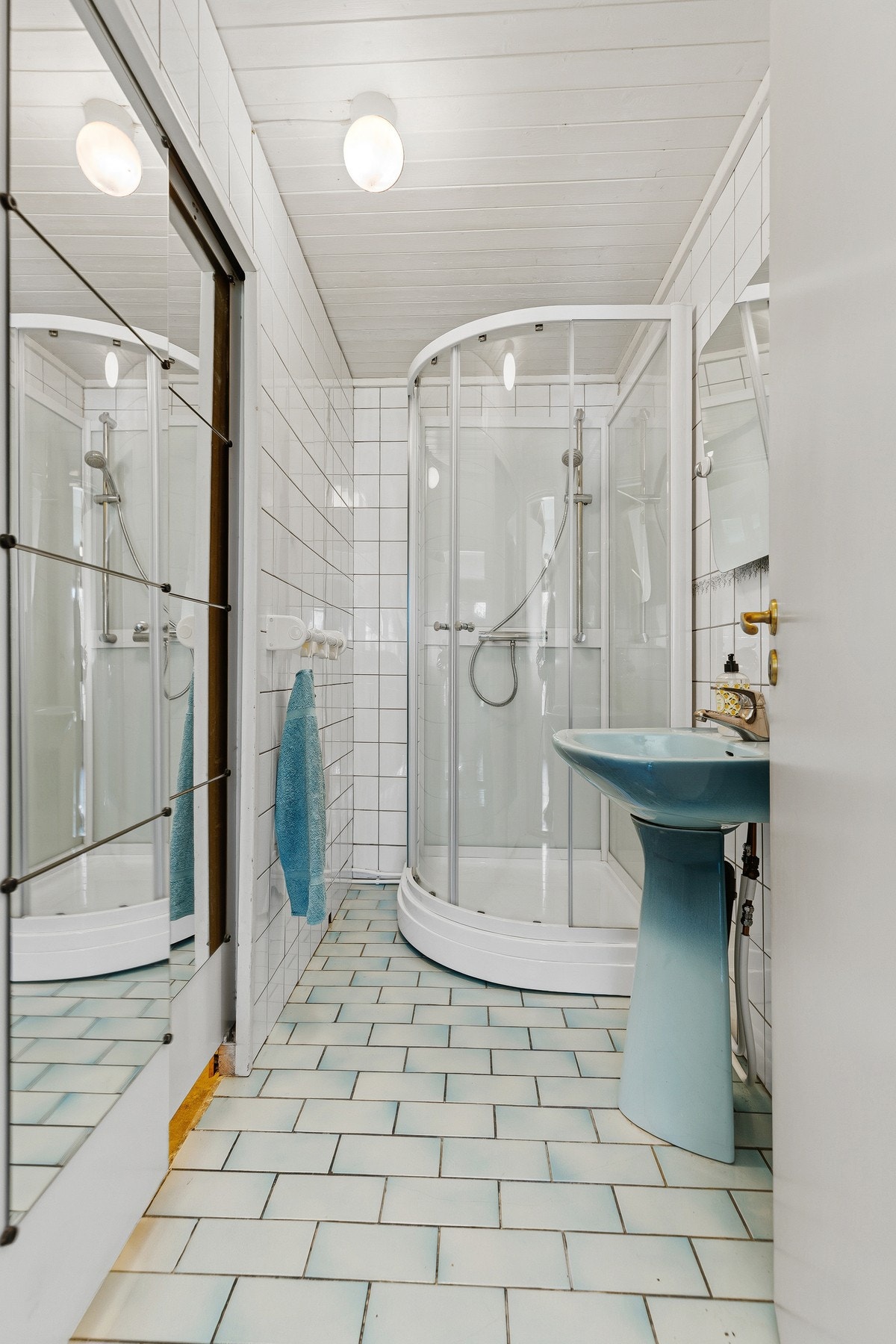Praktisk bad med dusjkabinett, servant og speilskap. I tilknytning til badet finnes et separat vaskerom. Galleribilde