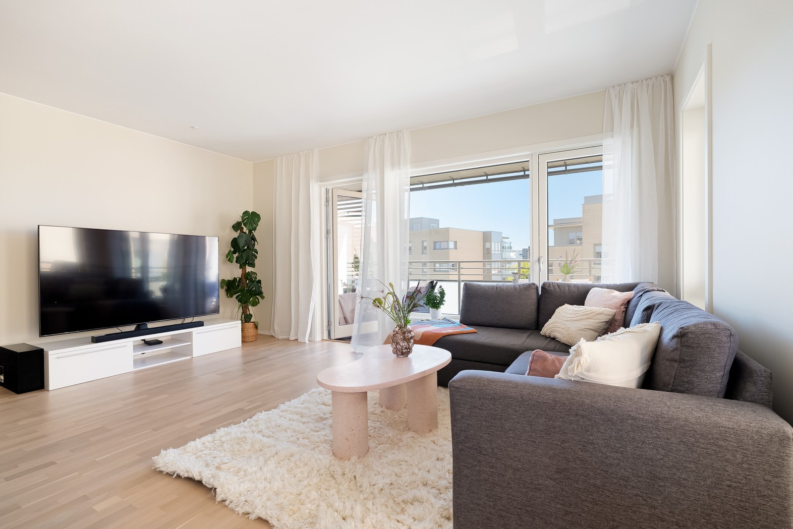 Oppholdsrommet har god plass til sofa, salongbord og tilhørende. Galleribilde