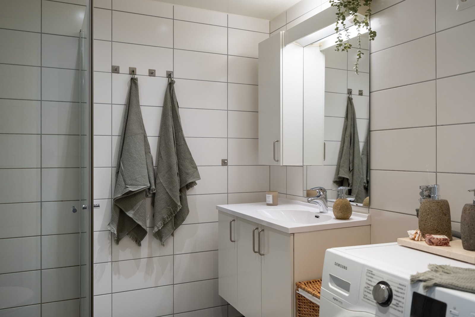 Innredningen består av servant på underskap, speil med overbelysning og veggskap. Galleribilde