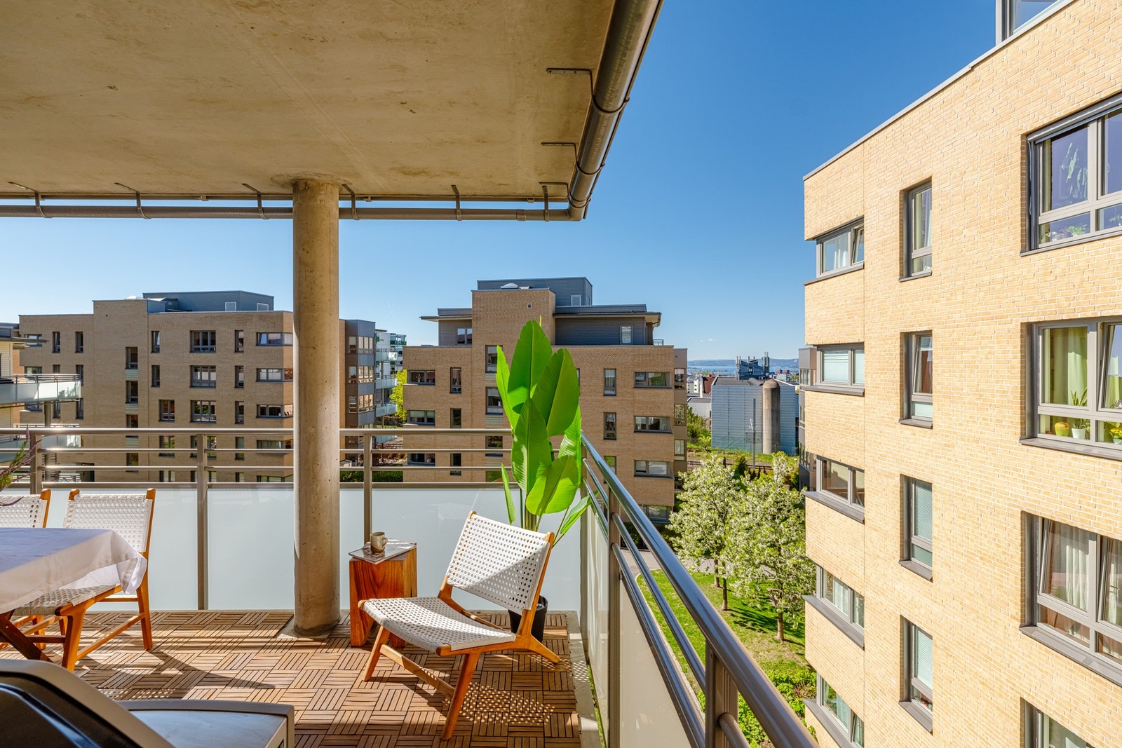 Balkongen har en sydvestvendt, luftig plassering og gir med det gode solforhold på sommeren. Galleribilde
