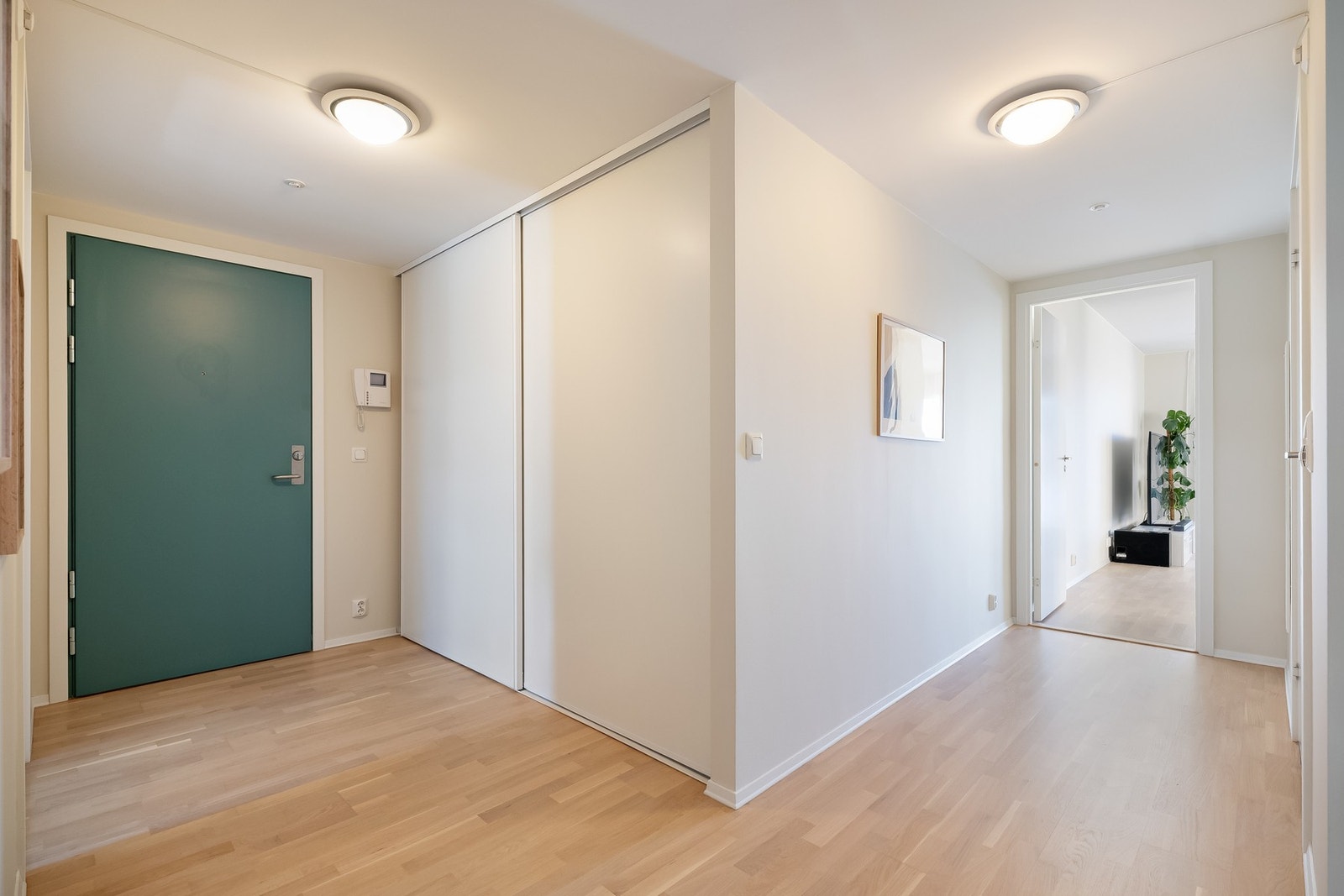 Romslig skyvedørsgarderobe i entréen gir godt med plass for yttertøy og sko. Galleribilde