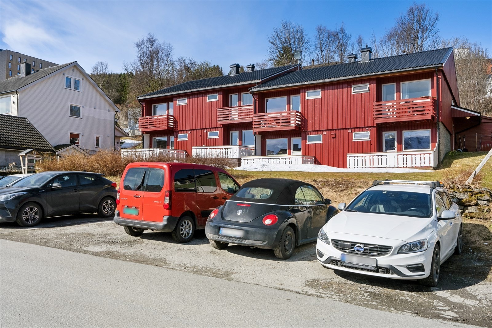 Parkeringsmuligheter foran leilighetsbygget Galleribilde