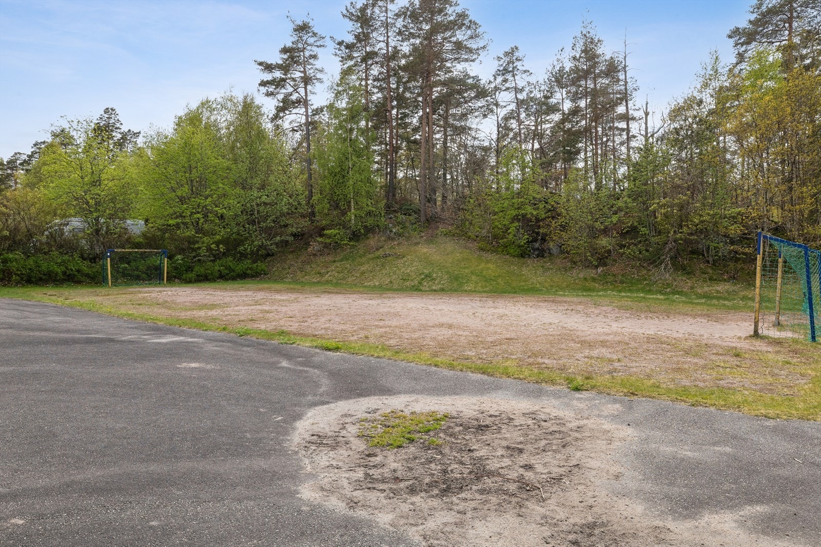 Ronatoppen balløkke ligger like ved, perfekt for lek og aktivitet. Galleribilde