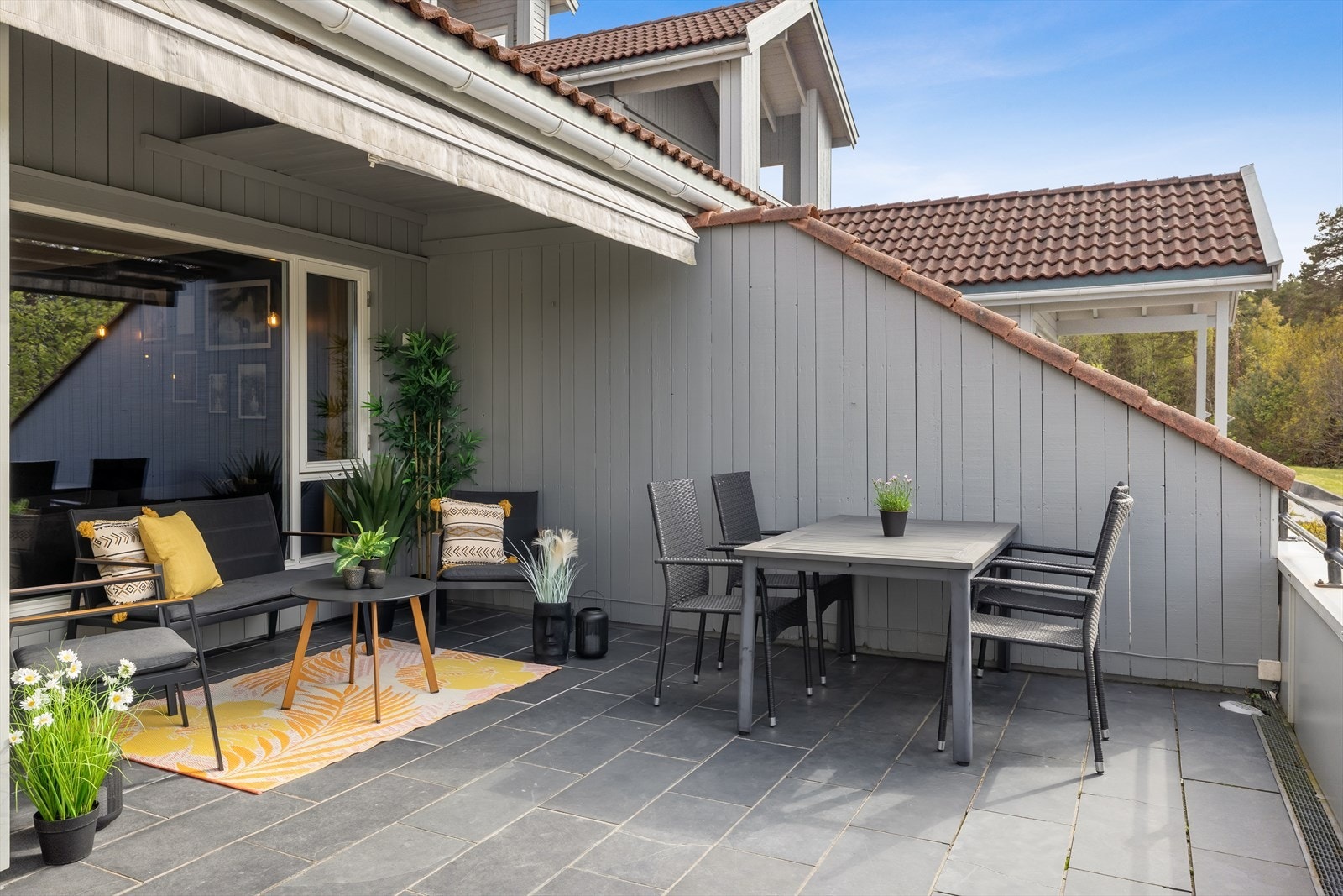 Den romslige terrassen har god plass til både spisebord og loungegruppe. Galleribilde