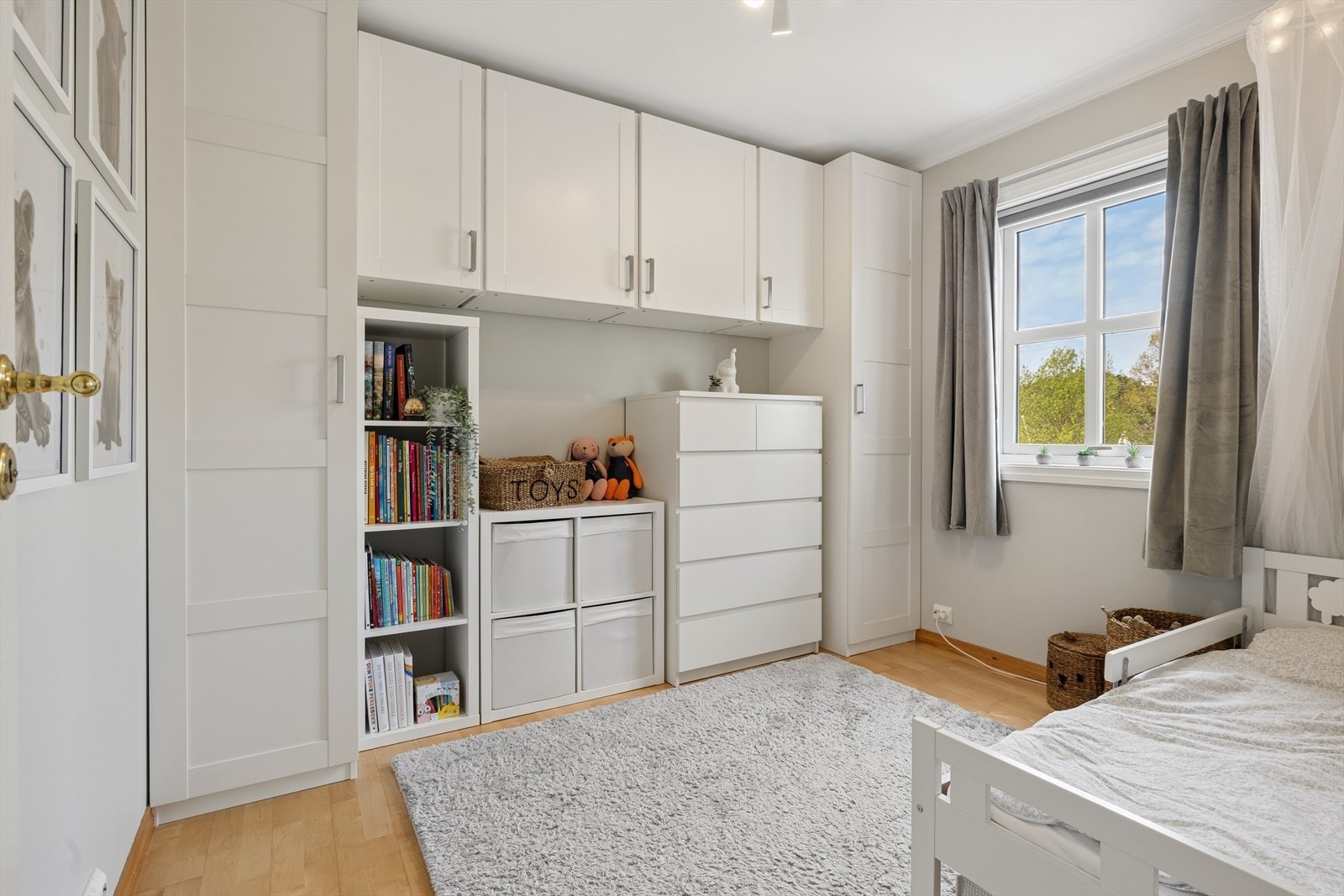 Plassbygde skap gir effektiv utnyttelse av arealet og rikelig med oppbevaring. Galleribilde