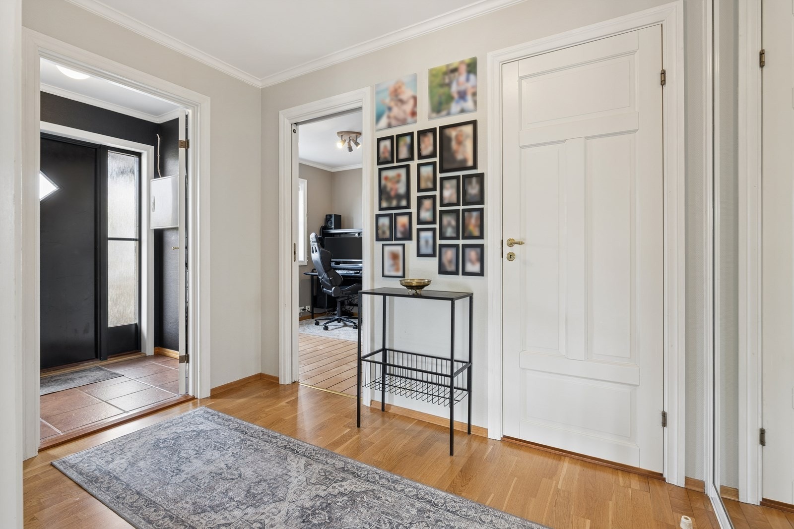 Gangen binder sammen soverommene med leilighetens sosiale soner. I gangen er det også god oppbevaringsplass skyvedørsgarderobe. Galleribilde