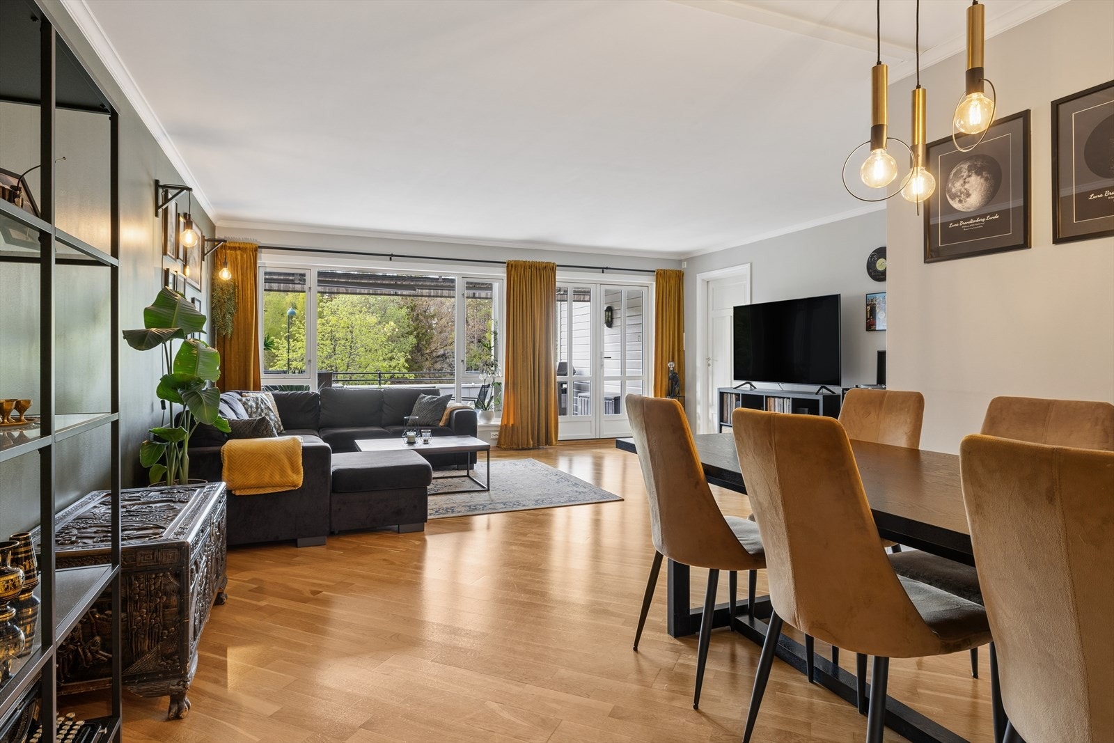 Fra stuen er det utgang til en stor, flislagt terrasse via en tofløyet dør. Galleribilde