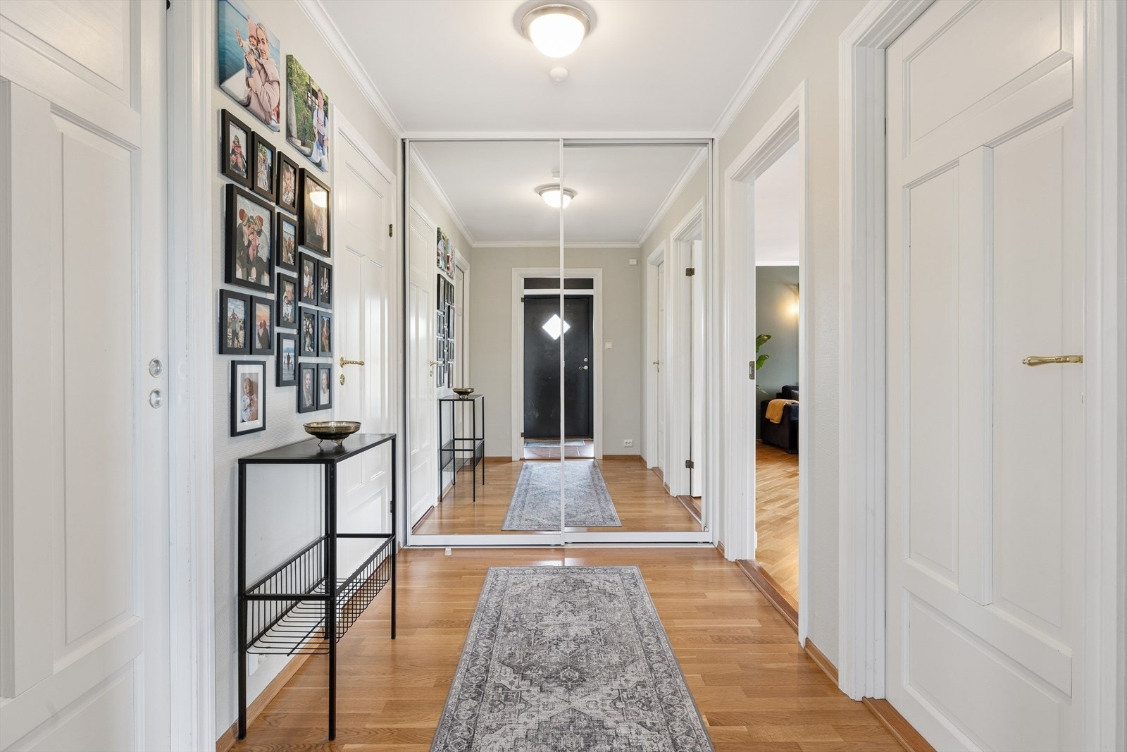 Velkommen inn! Entréen har parkett på gulv og god plass til oppbevaring i skyvedørsgarderobe. Galleribilde