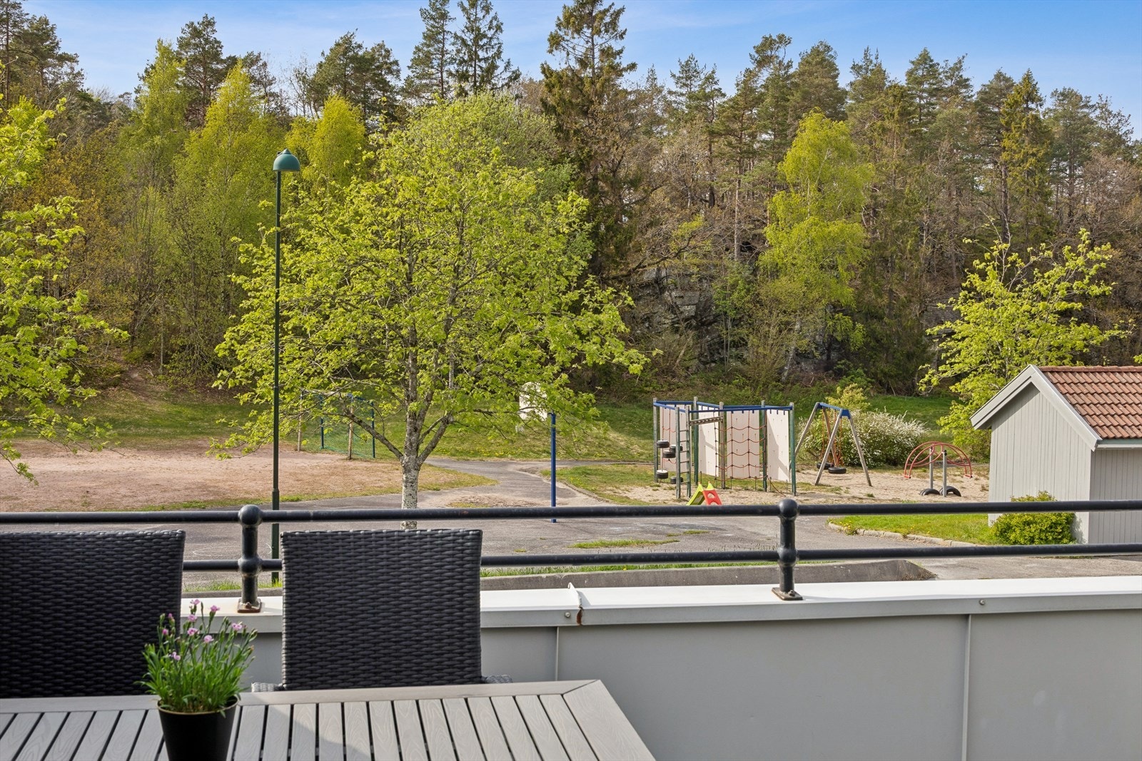 Fra terrassen er det utsikt mot et felles lekeområde i rolige omgivelser. Galleribilde