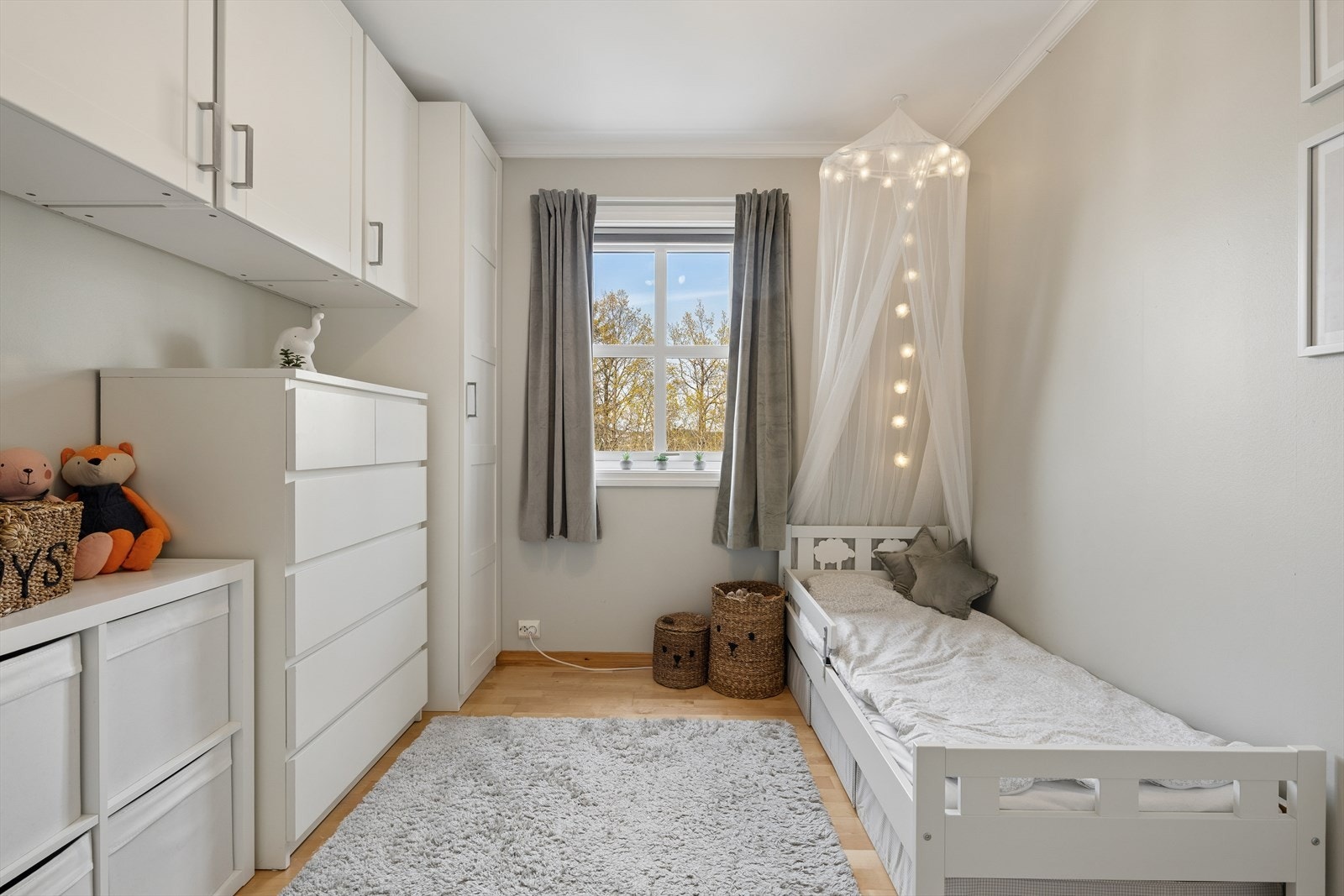 Soverom 2 med plass til seng og oppbevaringsmøbler. Galleribilde
