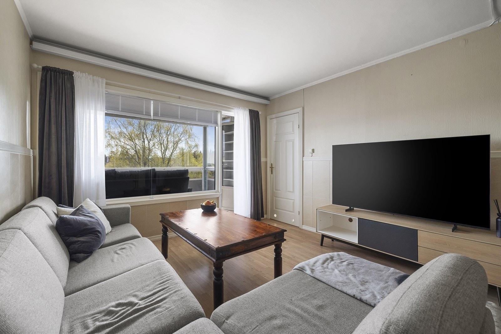Fin og romslig stue med store vindusflater som slipper inn godt med dagslys. God plass til sofagruppe og mulighet for spisegruppe om ønskelig. Galleribilde