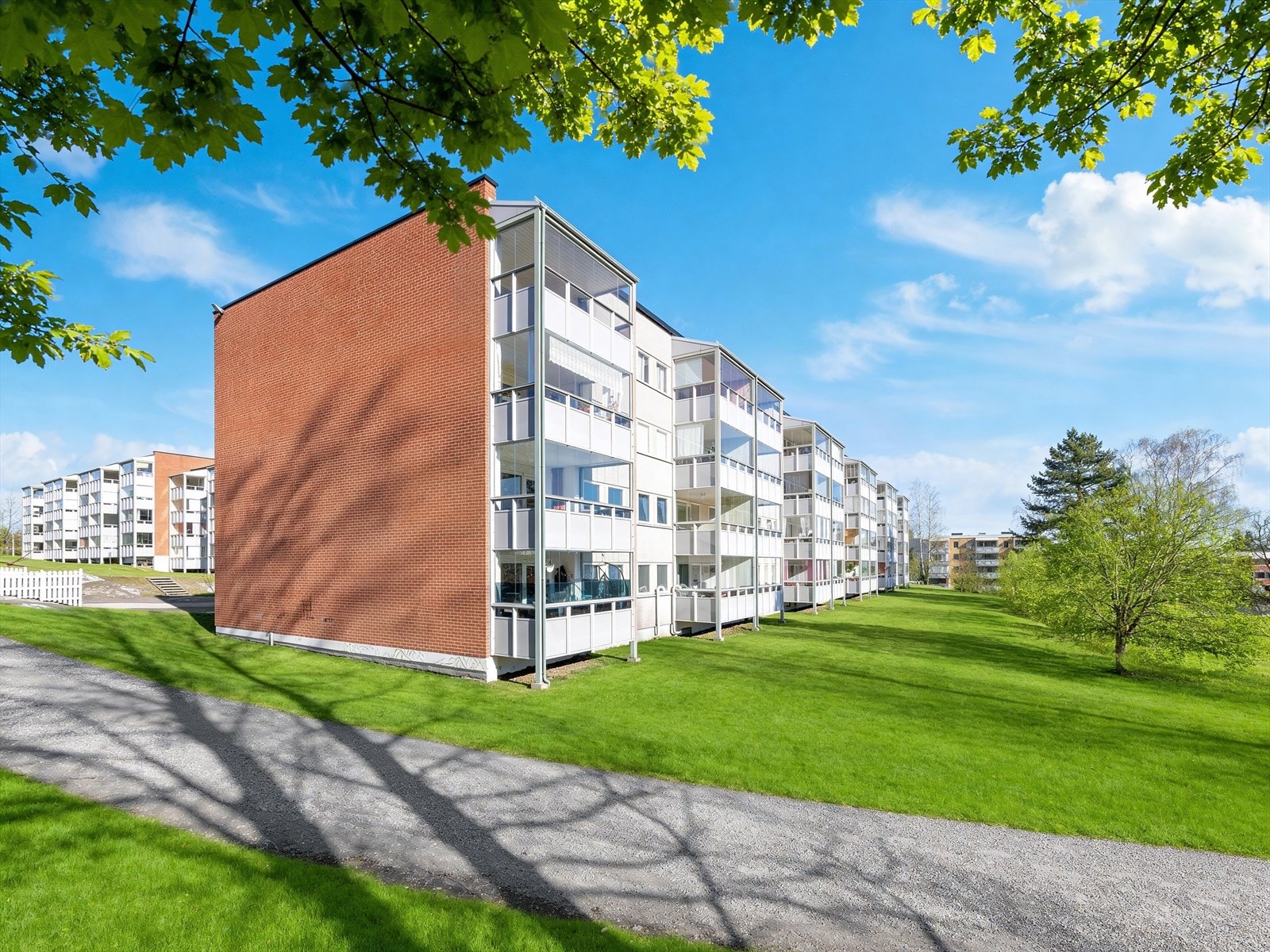 De daglige ærendene gjøres enkelt på Gulsetsenteret, som ligger en kort spasertur unna. Det er også kort vei til barnehager, skoler og idrettsanlegg. Galleribilde
