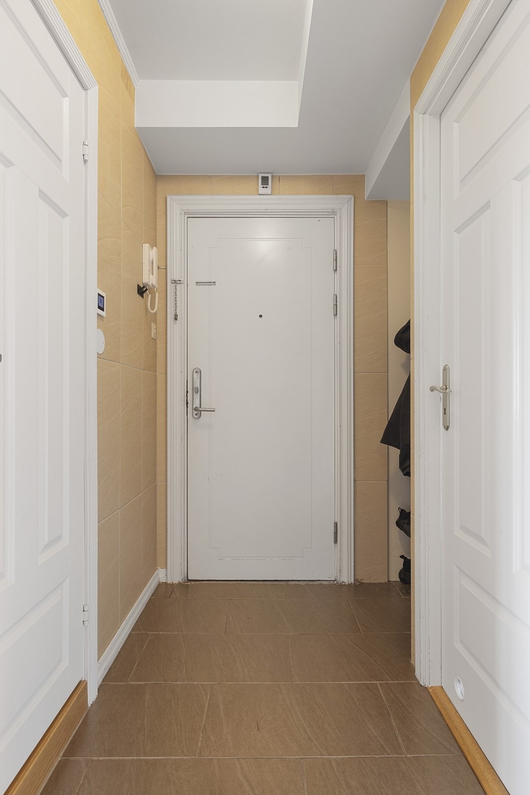 Leiligheten har en hyggelig entré med flislagt gulv, praktisk nisje og porttelefon. Leiligheten disponerer i tillegg en bod i kjeller. Galleribilde