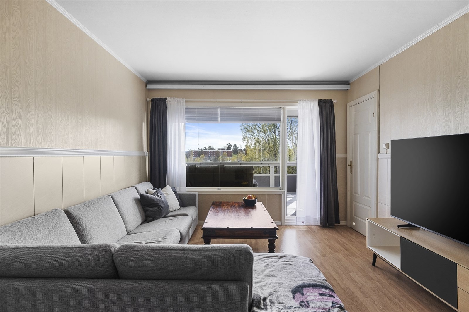 Fra stuen er det utgang til en romslig og innglasset veranda mot syd. Borettslagets kabel-TV og internett leveres av Viken Fiber og er inkl. i felleskostnadene. Galleribilde