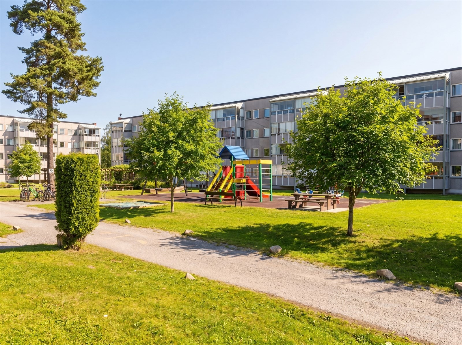 Borettslaget har hyggelige fellesområder med blant annet lekeplass. Nærmeste busstopp er kun tre minutter unna. Galleribilde