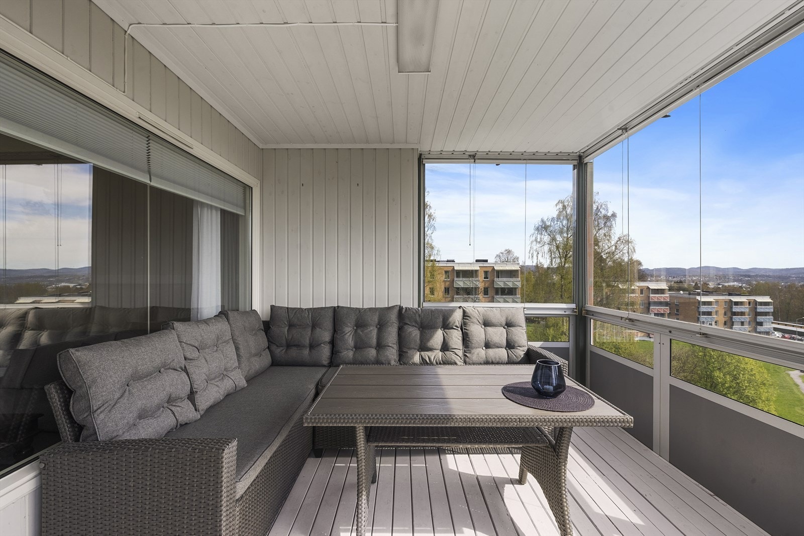 Den innglassede balkongen på 10 m² fungerer som en forlengelse av stuen og gir en lun uteplass store deler av året. Galleribilde