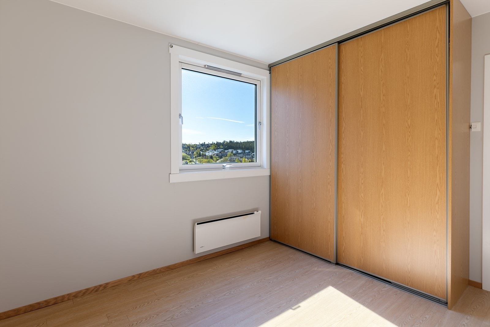 Hovedsoverommet har god plass til dobbeltseng, nattbord og øvrig møblement. Galleribilde