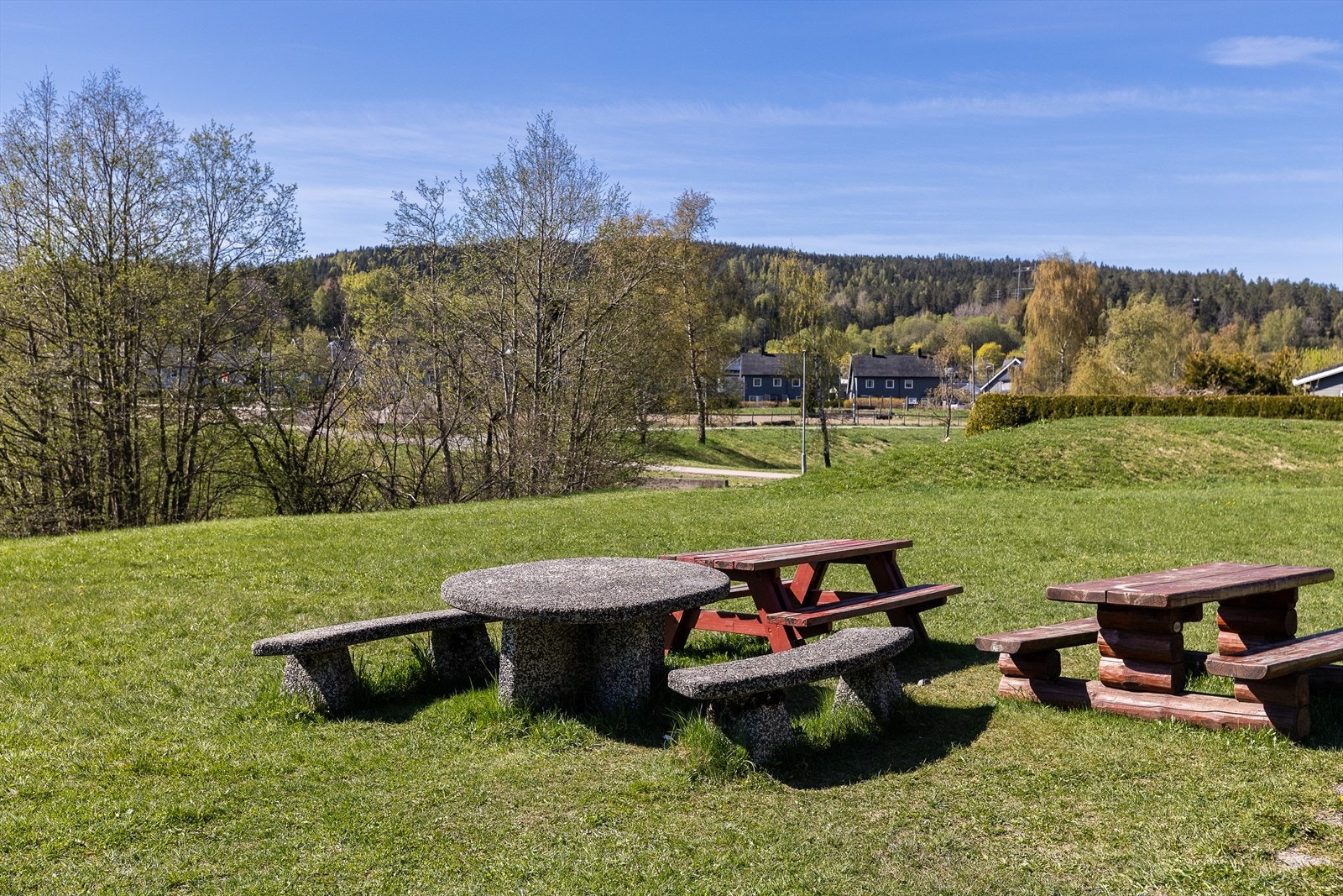 Her kan man nyte idyllisk utsikt mot flotte naturomgivelser. Galleribilde