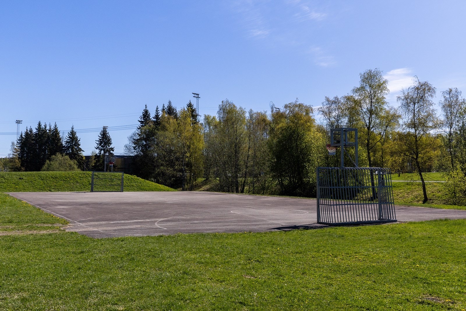 Umiddelbar nærhet til ballbane tilrettelagt for ballspill. Galleribilde