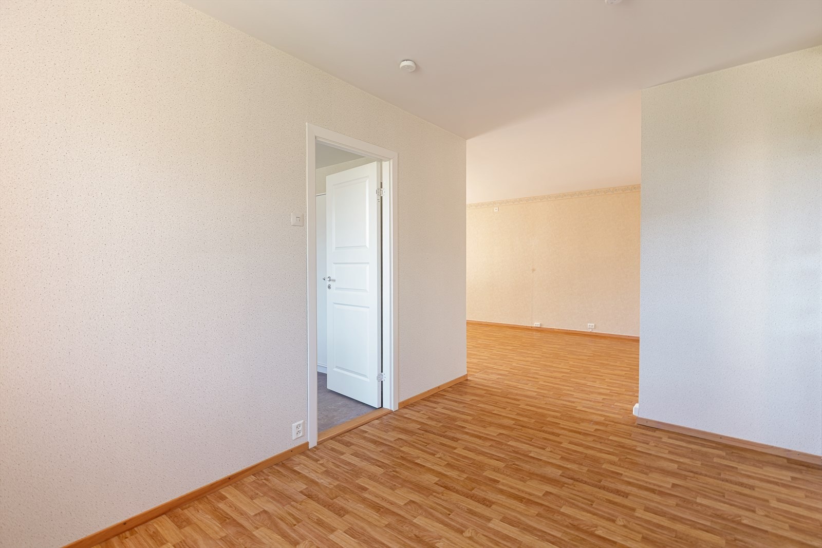 Fra stuen har man også enkel tilgang til en egen spisedel som danner et naturlig samlingspunkt. Galleribilde