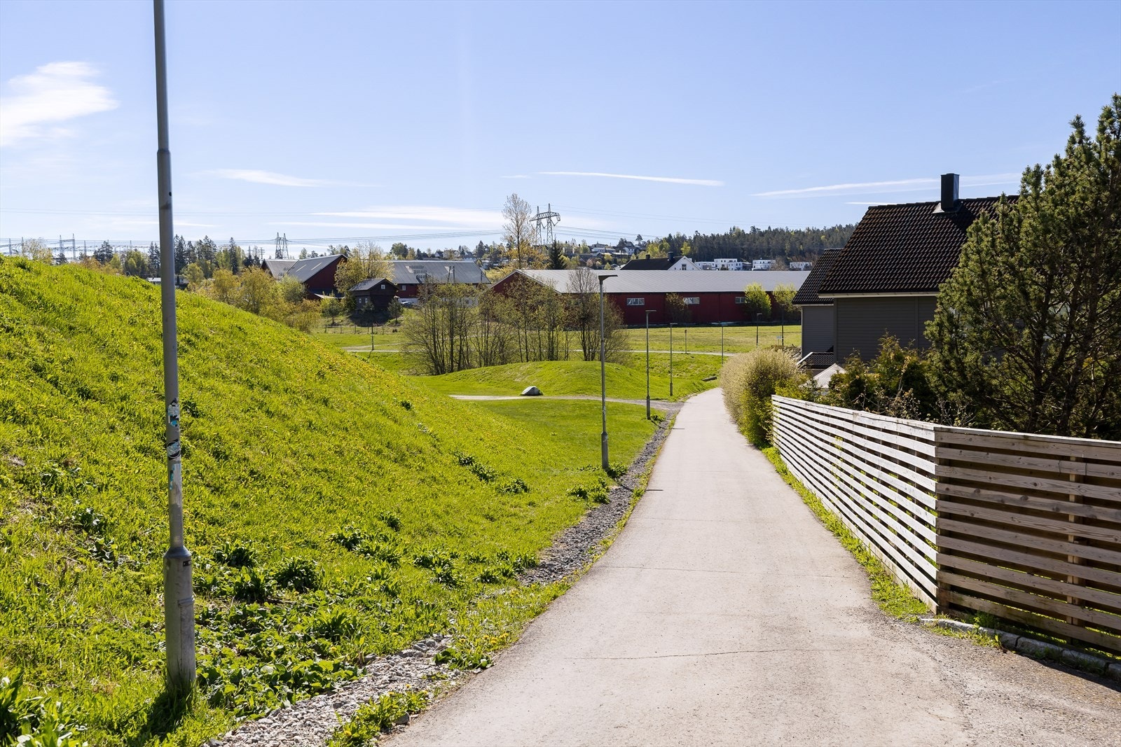 Fra eiendommen er det gangavstand til flotte turstier i skog og mark. Galleribilde