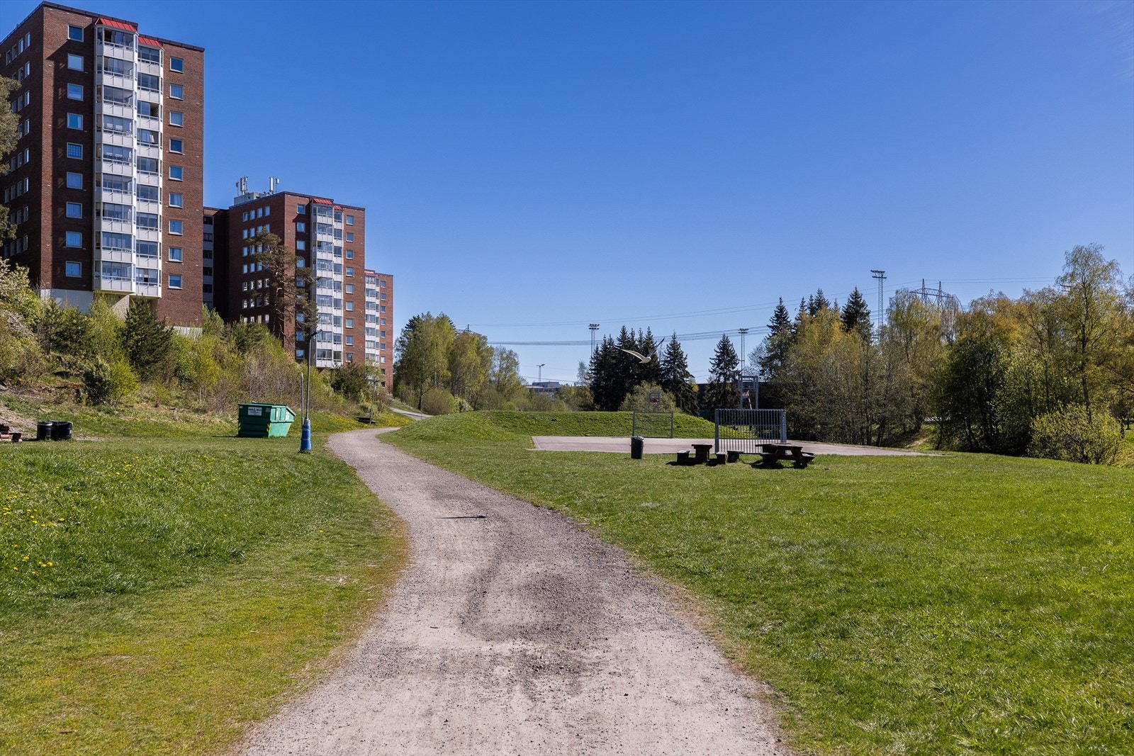 En pent opparbeidet tomt på totalt 35 936,8 m² som er omkranset av plen, beplantning og asfalterte internveier. Galleribilde