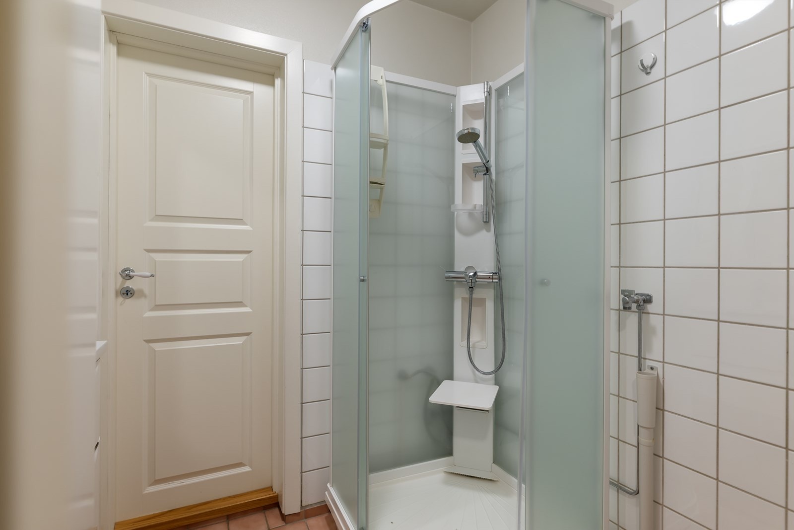 Badet har flislagte overflater i kombinasjon med malte flater på enkelte veggflater. Galleribilde
