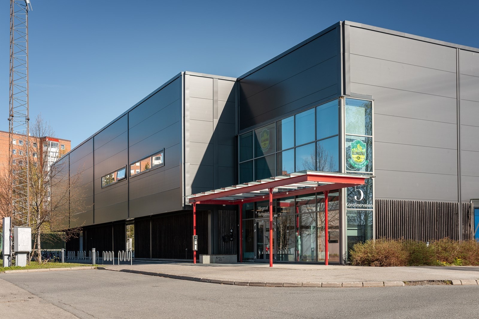 Ellingsrudåsen skole (1-7 trinn) og Ellingsrud skole (8-10 trinn) ligger begge i kort gangavstand. Galleribilde