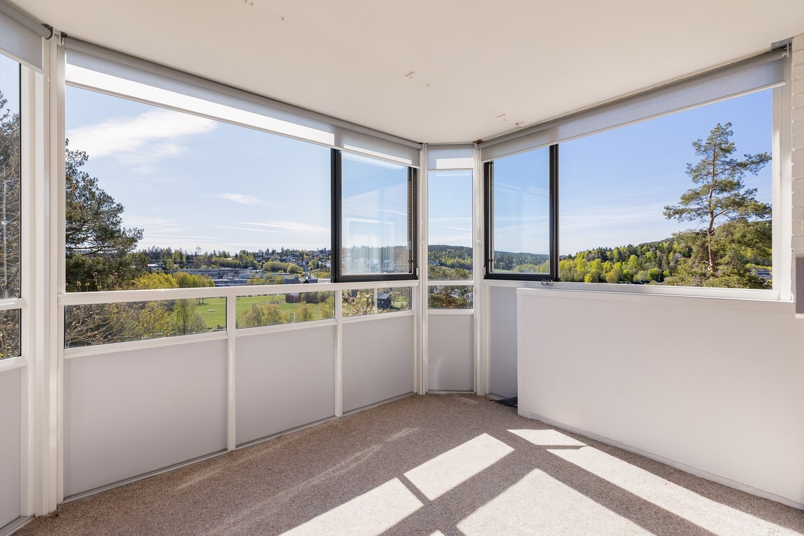 Fra stuen er det utgang til en stor, innglasset balkong på 9 m². Galleribilde