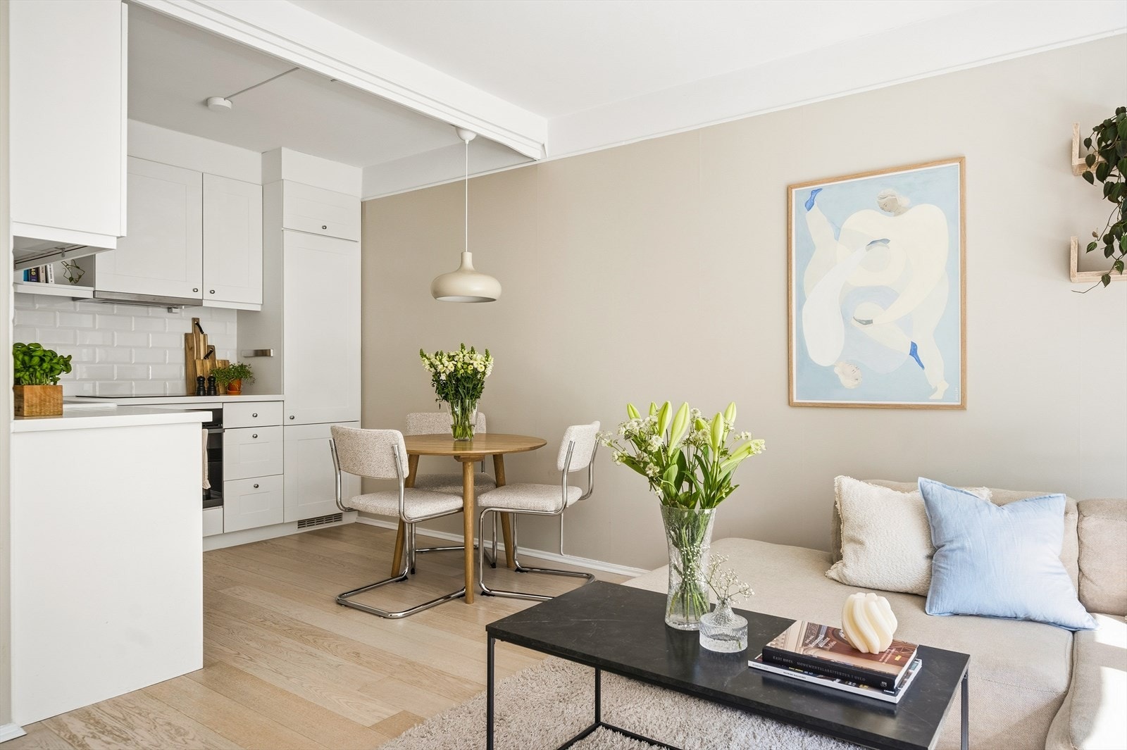 På kjøkkenet er det også plass til en hyggelig spisegruppe. Galleribilde