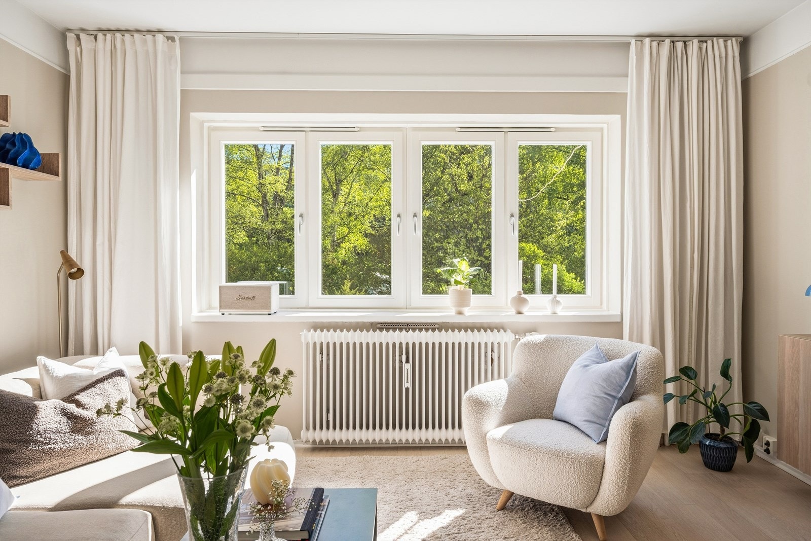 De store vindusflatene sørger for rikelig med naturlig lys, samt et frodig og idyllisk utsyn. Galleribilde