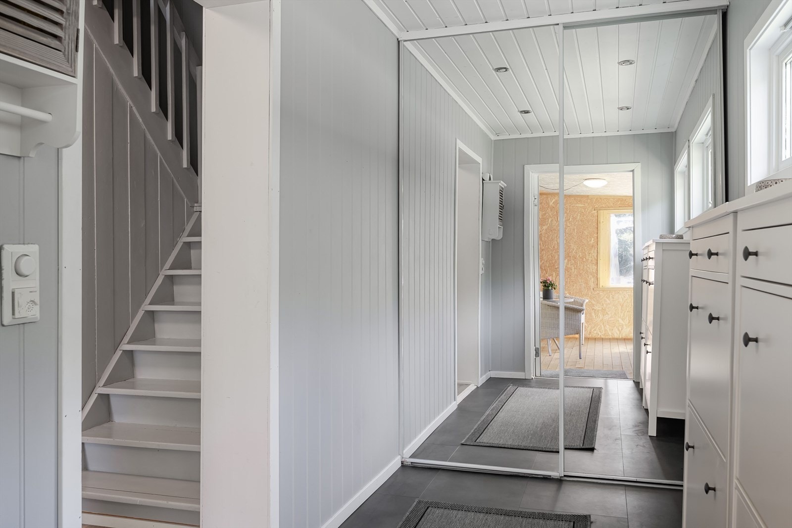 I entréen har du god oppbevaringsplass i stor plassbygget skyvedørsgarderobe med speildører, samt ytterligere plass til sko i medfølgende skoskap. Galleribilde